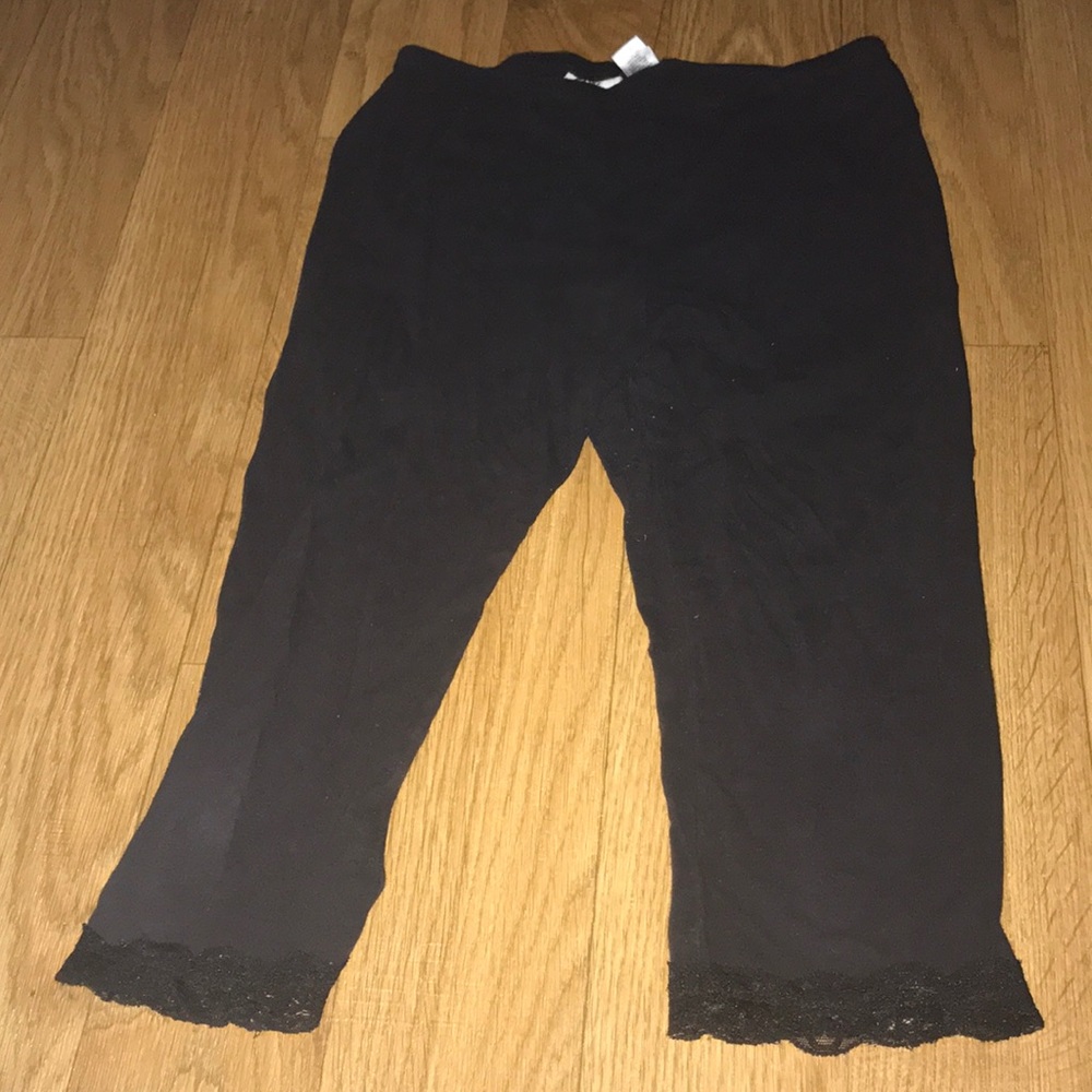 Black capris